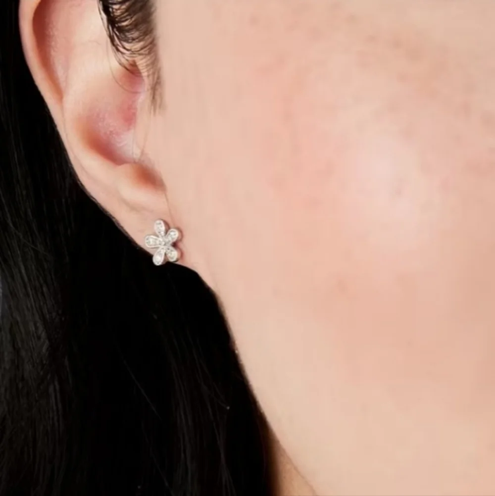 🤍🔹️ Kate Spade🔹️ Silver Gleaming Gardenia Flower Studs ✨️🌺